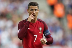 开云官网-约基奇一手掌控比赛走势，猛龙巅峰对决如何胜出雄鹿？