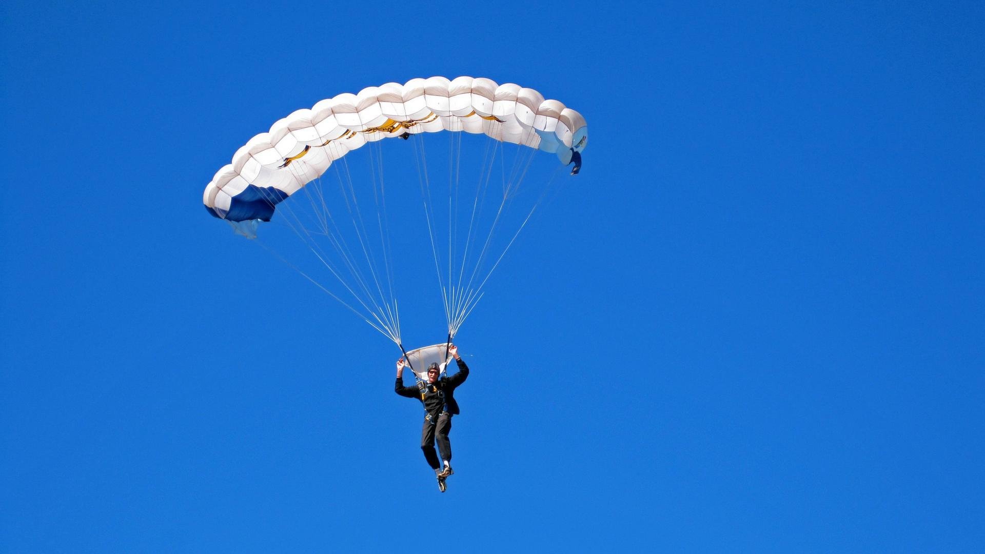 当引擎轰鸣撕碎夜幕,恩佐用进攻为F1写下新定义