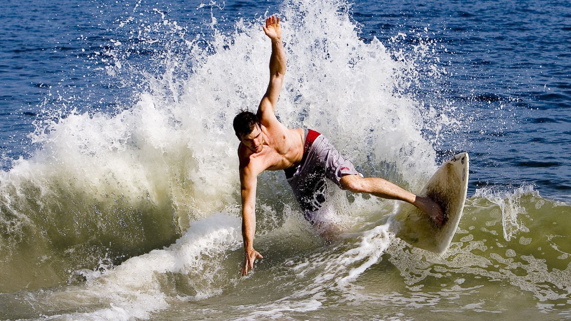 穆勒主宰比赛走向，墨西哥冲垮摩纳哥，当战术铁律遭遇足球的混沌革命