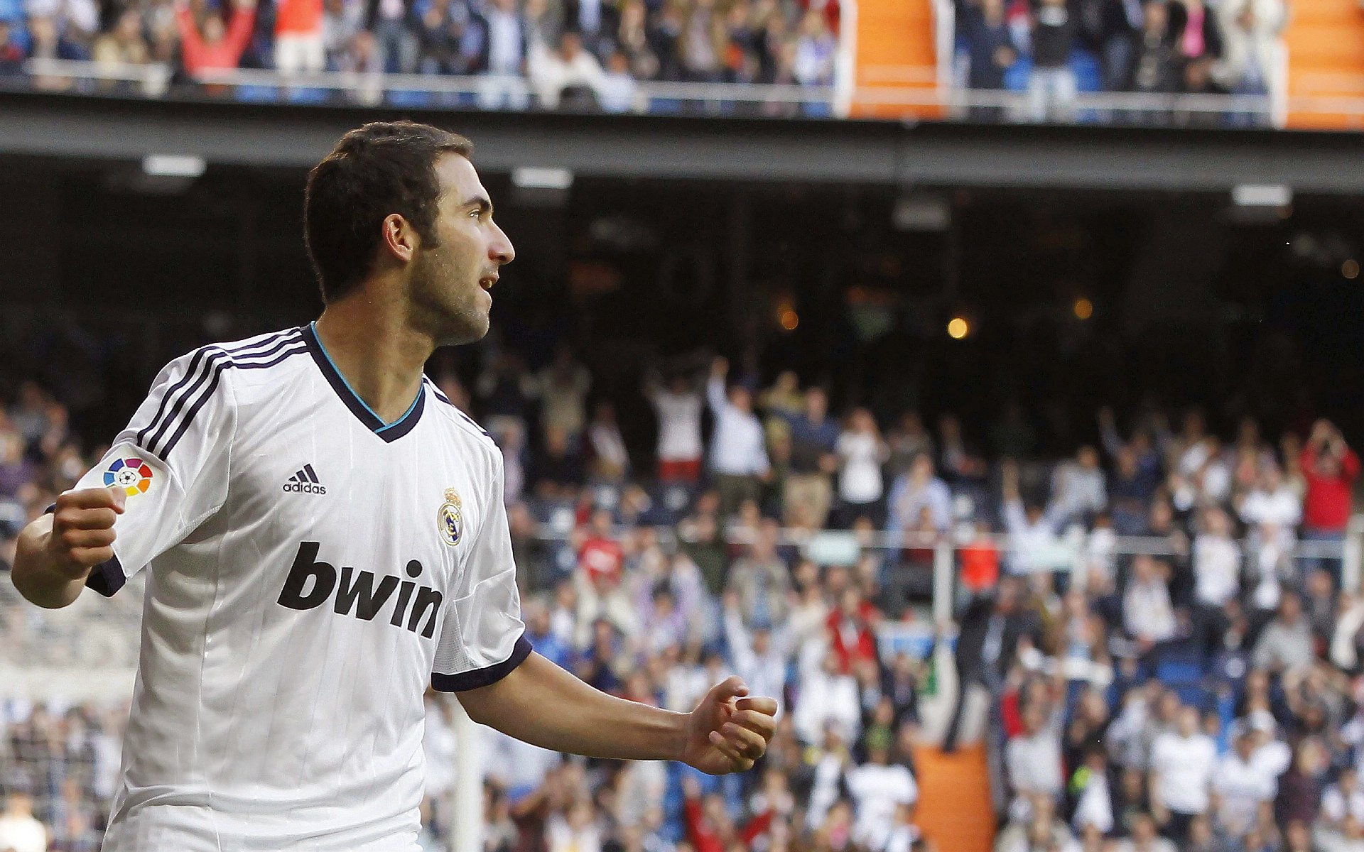 萨内一骑绝尘,足球如何缝合世界的裂痕?